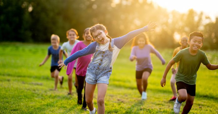 Pasar más tiempo al aire libre puede reducir a la mitad el riesgo de miopía en niños