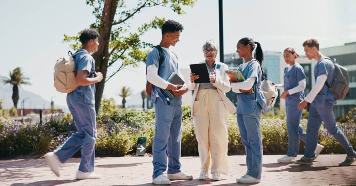 Se realizó el anunció de una iniciativa de becas para estudiantes que cursan carreras en el área de la salud por parte de MMM Multihealth.