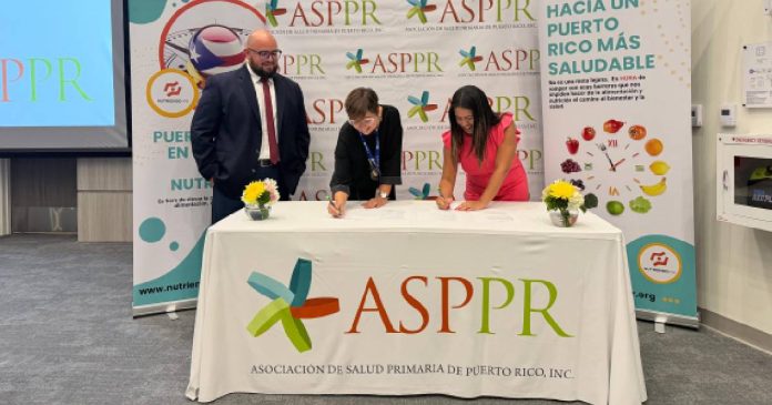 Firma del acuerdo colaborativo entre Nutriendo PR y la ASPPR.