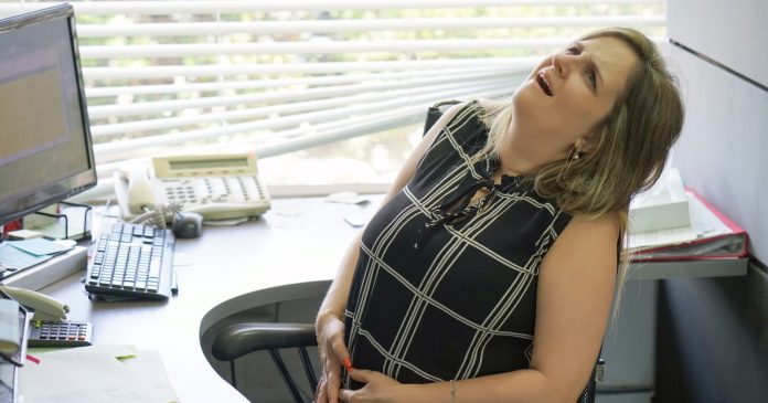 Cólicos y menstruación en la oficina: cómo afrontar el dolor sin afectar tu bienestar laboral