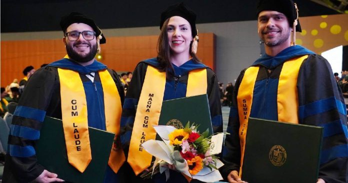 La Universidad Central del Caribe (UCC) graduó a 59 nuevos médicos junto a otros 113 profesionales de la salud.
