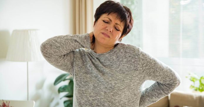 La fibromialgia es una enfermedad crónica que causa dolor generalizado en todo el cuerpo, cansancio profundo y problemas para dormir.