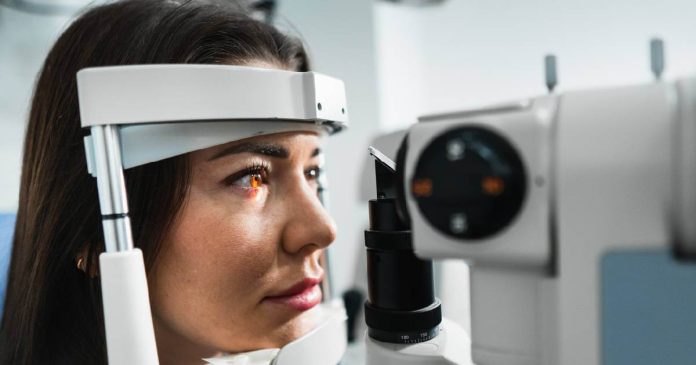 El glaucoma es una afección ocular que daña el nervio óptico y suele estar asociada con una presión intraocular elevada.