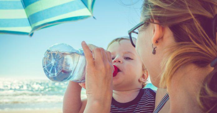 Lactancia y ola de calor: ¿los bebés necesitan agua?