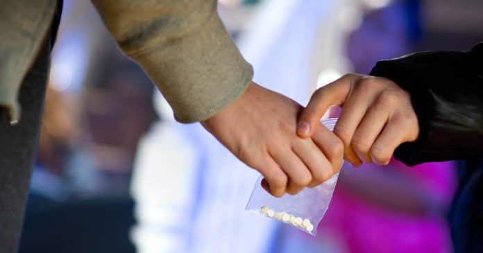 En Nueva Zelanda se han autorizado a dos psiquiatras a recetar MDMA de grado farmacéutico a pacientes con trastorno de estrés postraumático.