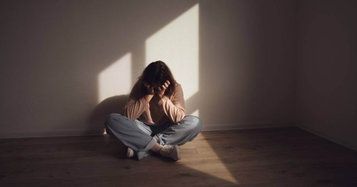 Mayo Clinic define la depresión mayor como un trastorno emocional que ocasiona un sentimiento de tristeza frecuente y una pérdida de interés.