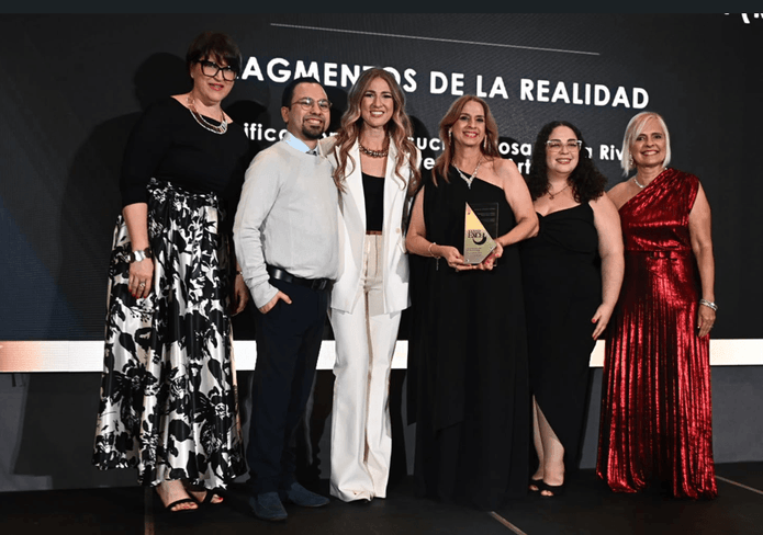 Rosa María Rivera, relacionista licenciada; Ismar Pérez, de Bristol Myers Squibb; Nadeshka Monroig y Abimael Pérez, de Arteaga Arteaga, reciben el Premio Excel en la categoría de Comunicación Integrada, otorgado por la Asociación de Relacionistas Profesionales de Puerto Rico