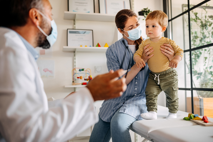 La vacunación es una medida crucial para reducir la carga en las unidades de cuidados intensivos y para facilitar la vida escolar y social de los niños.