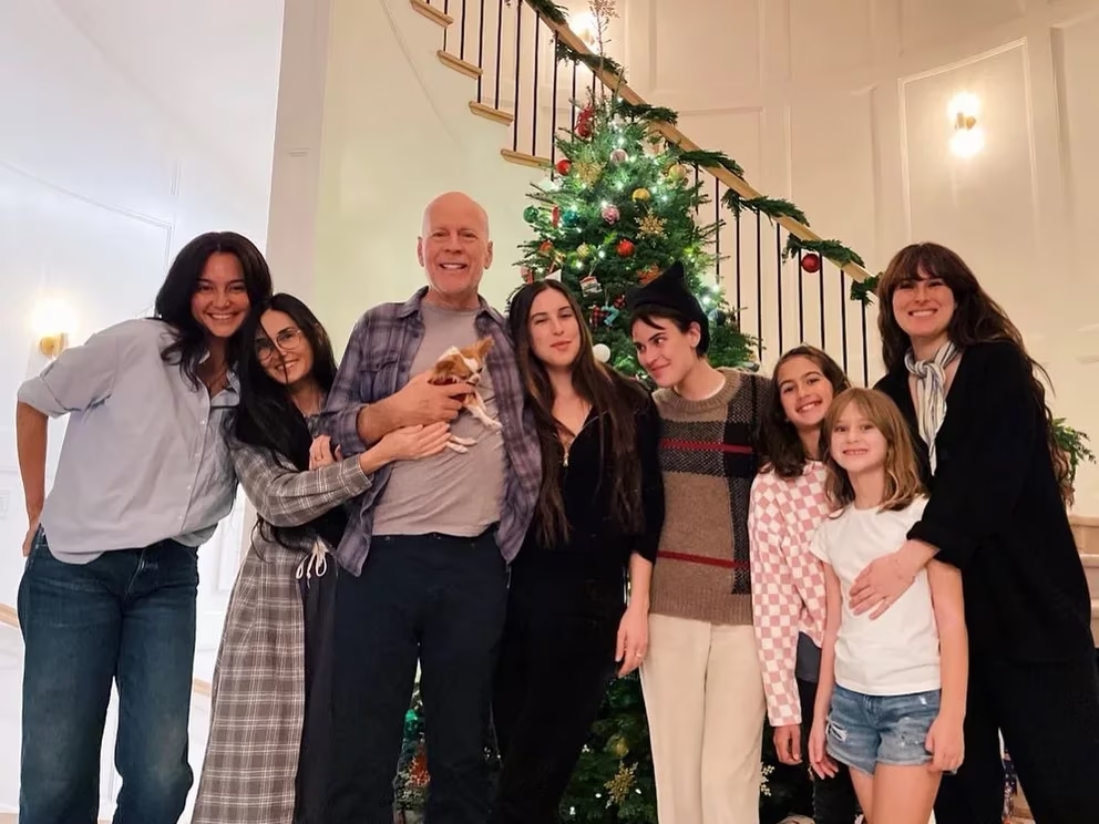Bruce Willis junto a su familia, imagen tomada de Infobae
