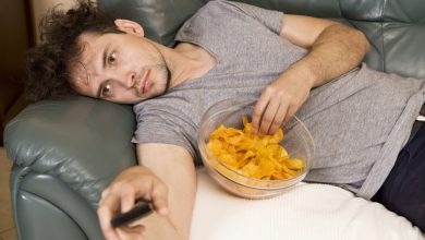 Ingerir alimentos en esta posición podría alterar la deglución, digestión e incluso desencadenar o agravar trastornos de conducta alimentaria.