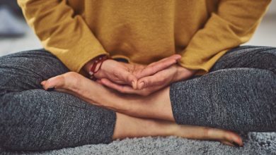 Esta técnica simple, pero poderosa, se basa en la creencia de que nuestras manos son una fuente de energía curativa y equilibrio interior.