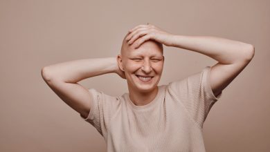 Aunque no existe una cura definitiva para la alopecia, hay una serie de estrategias y consejos de cuidado capilar que pueden ayudar a mantener un cabello saludable y mejorar la confianza en uno mismo.
