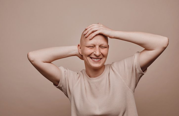 Aunque no existe una cura definitiva para la alopecia, hay una serie de estrategias y consejos de cuidado capilar que pueden ayudar a mantener un cabello saludable y mejorar la confianza en uno mismo.