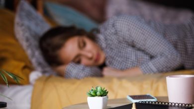 Al llevar un registro detallado de tu sueño, puedes identificar patrones que podrían estar afectando la calidad de tu sueño.