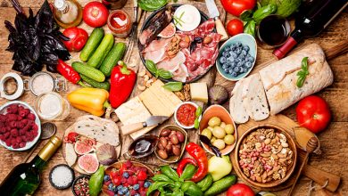 Seguir la dieta mediterránea puede llevar a niveles de azúcar en sangre más estables, colesterol y triglicéridos más bajos y a un riesgo menor de desarrollar enfermedades cardíacas y otros problemas de salud.