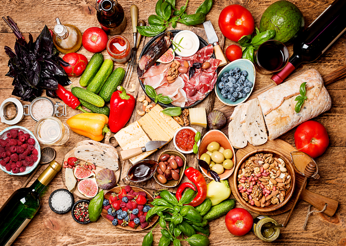 Seguir la dieta mediterránea puede llevar a niveles de azúcar en sangre más estables, colesterol y triglicéridos más bajos y a un riesgo menor de desarrollar enfermedades cardíacas y otros problemas de salud.