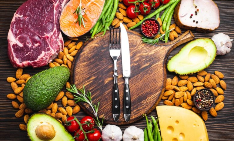 Los investigadores descubrieron que las personas que seguían una dieta baja en carbohidratos y rica en grasas consumían el doble de fuentes animales que las que seguían una dieta estándar.