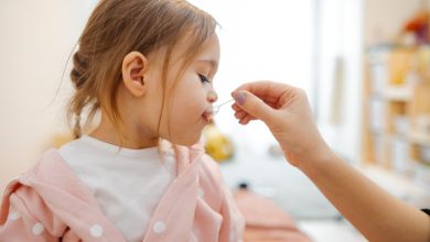 Los antibióticos son medicamentos que combaten infecciones causadas por bacterias.