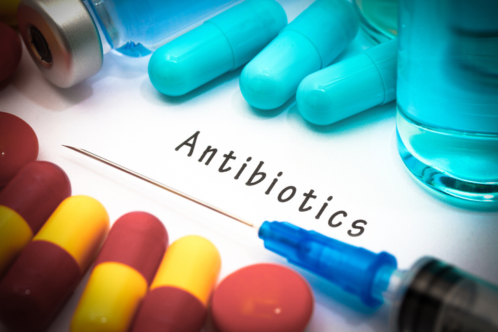 La Revista Gut ha publicado un estudio que revela que las personas mayores de 40 años deben ser cautelosas en su consumo de antibióticos