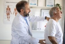La estenosis espinal ocurre cuando el espacio dentro de la columna vertebral es demasiado pequeño.