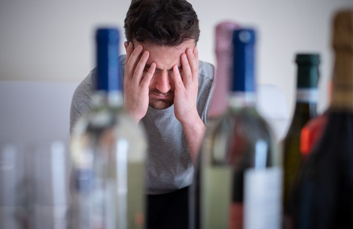 Los resultados mostraron que aquellos que parecían ser dependientes del alcohol a los 18 años tenían una mayor probabilidad de desarrollar depresión a los 24 años en comparación con sus pares.