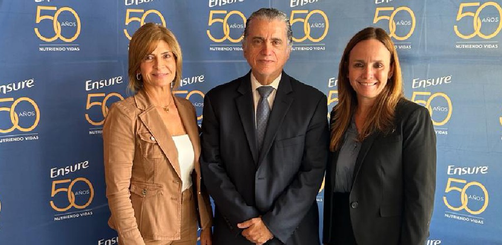 Lic. Sandra Ortiz, Nutricionista y dietista, Dr. Pablo Rodríguez y Kim Pérez, gerente general Abbott