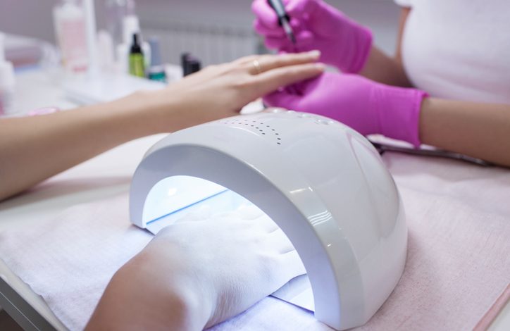 El uso de luz ultravioleta para secar el esmalte de uñas en gel podría contribuir al riesgo de cáncer, según un estudio de la Universidad de California en San Diego.