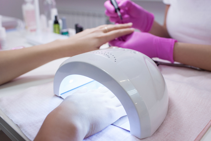 El uso de luz ultravioleta para secar el esmalte de uñas en gel podría contribuir al riesgo de cáncer, según un estudio de la Universidad de California en San Diego.