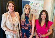 A la derecha, Dra. Darielys Cordero, nueva directora ejecutiva de ASPPR (vestida color fusha), Gladys Rivera, presidenta de la Junta de Directores de ASPPR y Alicia Suárez Fajardo, directora ejecutiva saliente.