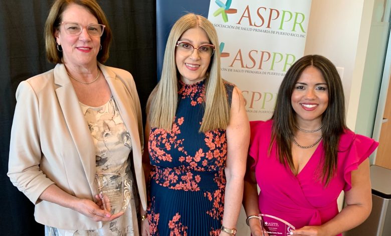 A la derecha, Dra. Darielys Cordero, nueva directora ejecutiva de ASPPR (vestida color fusha), Gladys Rivera, presidenta de la Junta de Directores de ASPPR y Alicia Suárez Fajardo, directora ejecutiva saliente.